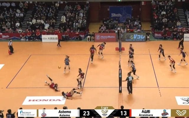 女子バレーがアクロバティックすぎる！ 連続ダイビングレシーブにアリーナ大盛り上がり