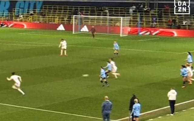 天才！ マンＣ長谷川唯、“極上スルーパス”で決定機創出！「職人技」「えぐい」「絶妙」ピッチを切り裂く一撃にスタジアム大歓声【女子CL】