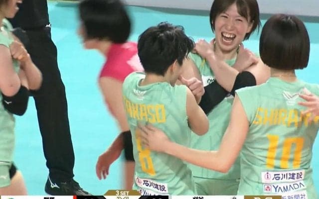 女子バレー、188cmを164cmが止めた！？ 身長差24cmを跳ね返した衝撃ブロック 大歓喜の輪が微笑ましい