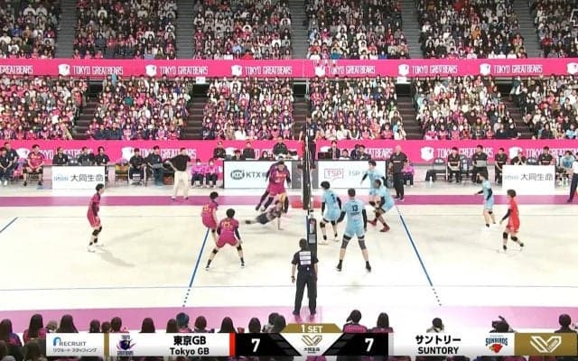 急変化に“超”反応！ 飛び込みながらのレシーブ、ありえない方向に片手を伸ばしたスーパープレー