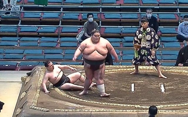 “減量宣言”で話題の体重220キロ力士、立ち合いでハプニング 勢いよくつっかけて37歳ベテランを土俵端まで吹き飛ばす