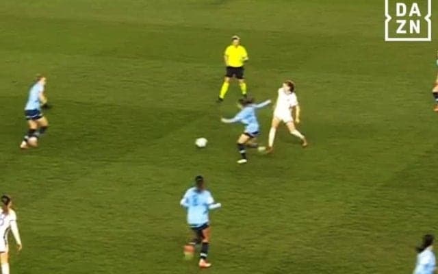 電光石火！ 長谷川唯の“画面外から爆速インターセプト”に海外熱狂「やばすぎ」「守備面も大きく成長」「世界最高のMF」マンＣ先制点のキッカケを作った瞬間