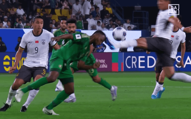 衝撃の暴力…中国代表FWの“顔面キック”に怒号殺到！「怖い」「サッカーをやる資格ない」「これぞカンフー」即レッドカード→サウジアラビア代表DFが続行不能【Ｗ杯予選】