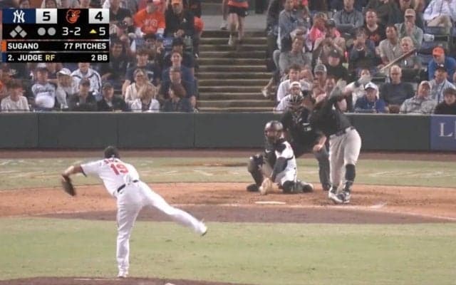 「落ちすぎ」菅野智之、斜めに沈む魔球で“ジャッジ斬り”！ フルスイング空振り三振を奪った“カットボール”にファン大歓声