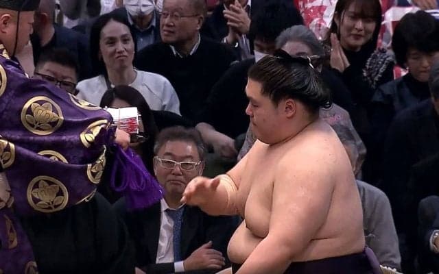 「懸賞すごっ」「野球のベースみたい」大の里を撃破した王鵬、手にした懸賞の“束”に驚きの反響