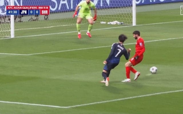 嘘だろ？三笘薫の神技アウトサイドパスに元日本代表も驚愕「そこで右足アウト！？」衝撃過ぎるチャンスメイクの瞬間