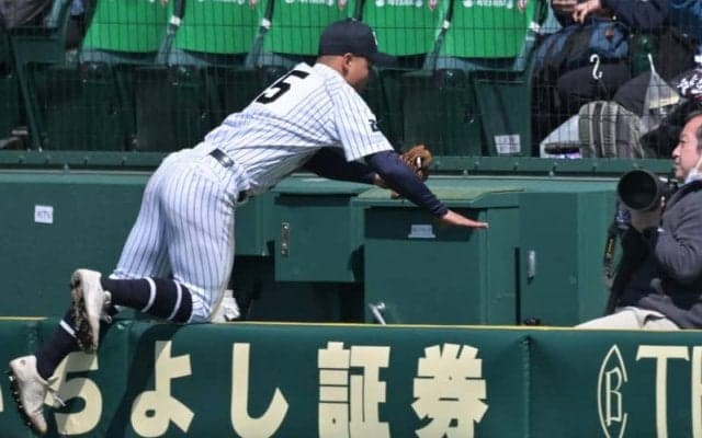 常葉大菊川・今泉三塁手、カメラマン席に飛び込んで好捕　センバツ