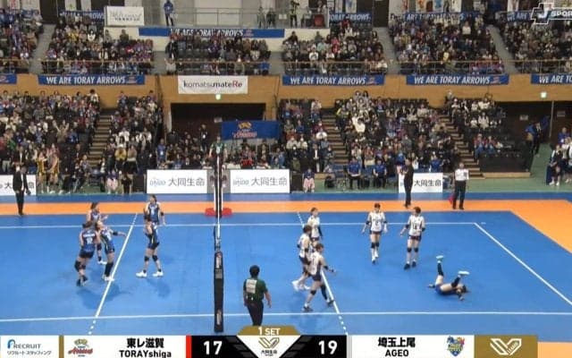 絵に描いたような「大の字」 女子バレーで強烈スパイクを受けて後方に吹っ飛んだ衝撃映像