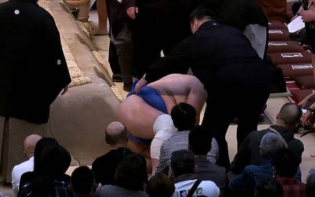 人気力士が車椅子を断固拒否 「アカン、これは泣ける」乗らない選択…満身創痍の姿に惜しみない拍手