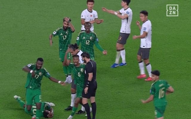 サウジDFを病院送り…中国FWの“顔面カンフーキック”が大炎上！「誰がブルース・リーを呼んだ？」「サッカー史で最悪のレッドカード」「国際舞台から除外すべき」世界が怒り＆呆れ