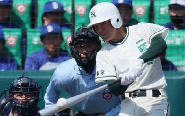 二松学舎大付・永尾が今大会初の柵越え本塁打　センバツ2回戦