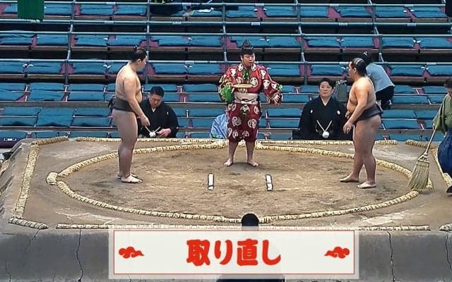 行司さん、これで大丈夫すか…？ 慣れない“取り直し”で初々しい「珍事」所作が分からず若手力士が困惑 ファンほっこり