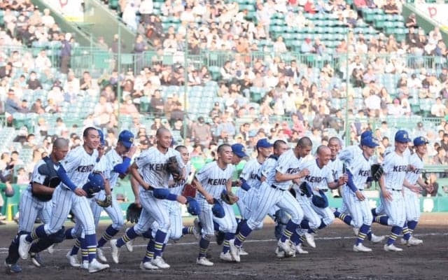 連覇を狙う健大高崎が1点差逃げ切りで8強入り！下重、石垣のリレーで敦賀気比を振り切る【25年センバツ】




