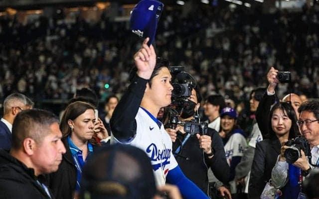 「東京は巨大なATM」　開幕戦で飛び交う札束…米記者が驚いた日本の“異様な光景”