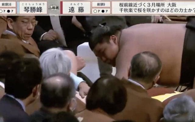 だ、大丈夫か？ “強烈すぎる被弾の光景”に館内騒然 衝撃ワンシーンに「こんな競技ない」名物実況もヒヤリ