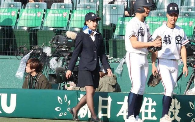 女子1人でベンチ入り、家族に続いた甲子園の景色　CA風制服が話題も…描く将来像