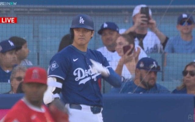 大谷翔平、エンゼルス時代の“元相棒”と全開笑顔であいさつ 打席での談笑にファンも注目「仲良し」「英会話谷」