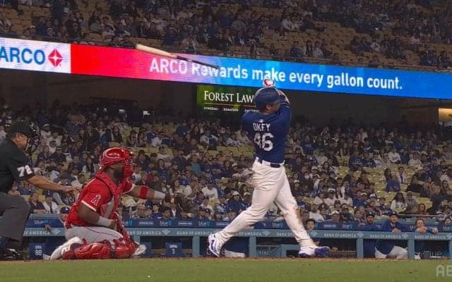 「あぶなっ」世界一・ドジャース強打線は“後方”も注意！？バットすっぽ抜けに観客騒然「ネットが必要な理由」「怖いね」
