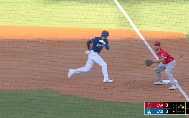 いきなり！？ 大谷翔平の姿にファン爆笑「あぶねーw 」 相手投手に牽制される→爆速帰塁して笑顔「走る気だろ大谷さんだぞw」