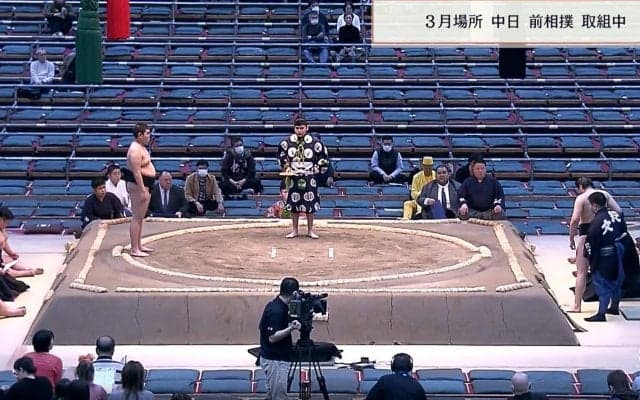 えっ、取組前にまわしが…？ 大相撲春場所で起こった“初々しい”ハプニング 呼出のファインプレーにも反響