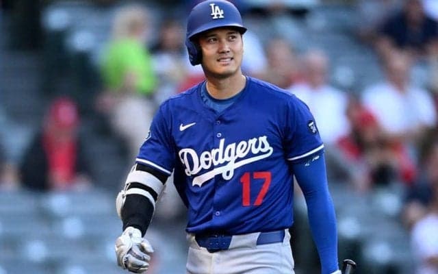 大谷翔平を背景に“仰天行動”「いい写真でしょ」　仕事そっちのけ…微笑ましい凱旋試合