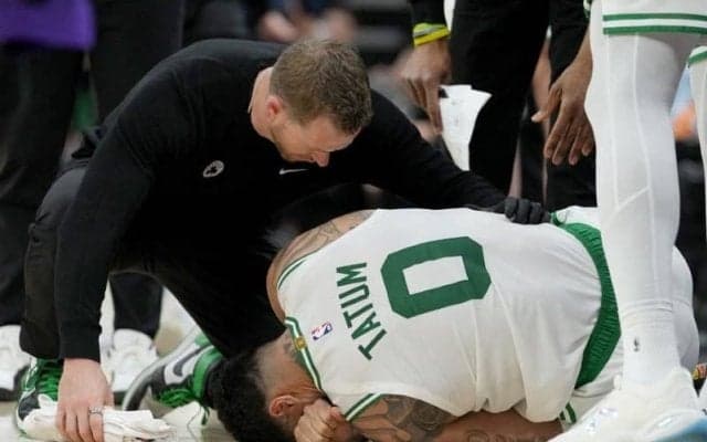 セルティックスのテイタムが負傷退場…3P決めるも倒れ込み苦悶の表情