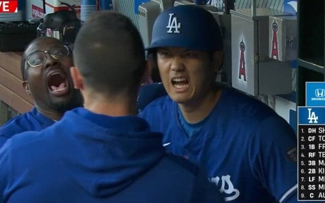 どうした！？ 大谷翔平、ベンチで何が起きた…？「テンション高っ」「楽しそうw」 中継カメラがとらえた“爆笑シーン”