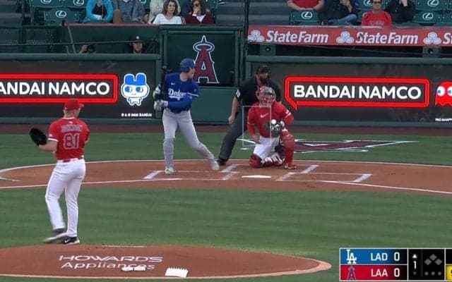 何が起きた？ 大谷翔平が叫んだ…“想定外のハプニング”「怖っw」「大谷さん笑ってる」 仲良しコーチに“あわや打球直撃”