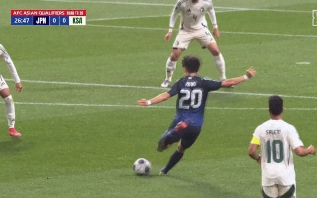 「今までの日本人のミドルとレベルが違う」久保建英、“欧州基準”の超絶30m級ブレ球ミドルにスタジアム騒然「あの位置からでも脅威」予想不能な“不規則軌道”でゴール急襲の瞬間