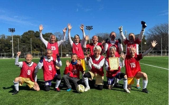 海外から取材殺到の80歳以上限定サッカーリーグ。高齢化社会に順応する日本がお手本に？