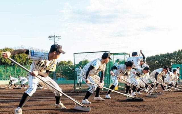 観客席驚き「あれは何だ」　“低姿勢”に拍手喝采…球児の価値上げる「激戦区の風物詩」