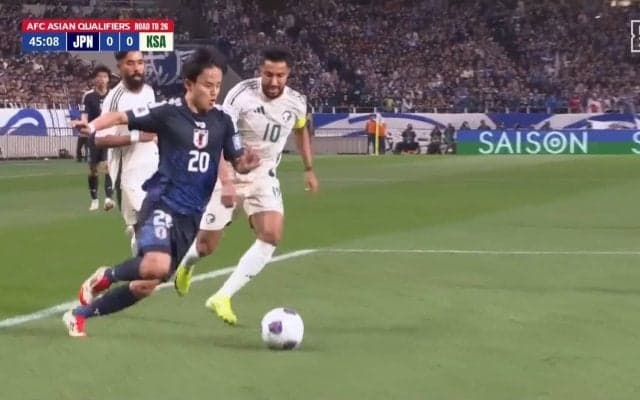 「久保は異次元だな」久保建英、足にボールがくっつく神技ドリブルで圧巻突破！「メッシだメッシ」「レベルがえぐい」相手2人を翻弄するワールドクラスのスラロームドリブル炸裂