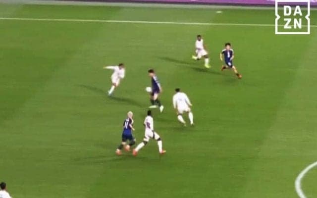 嘘だろ…？ 鎌田大地の“回転神トラップ”にファン騒然「それ収まるの！？」「うますぎて笑うって」「本当に天才」小野伸二も驚愕した瞬間【日本代表】