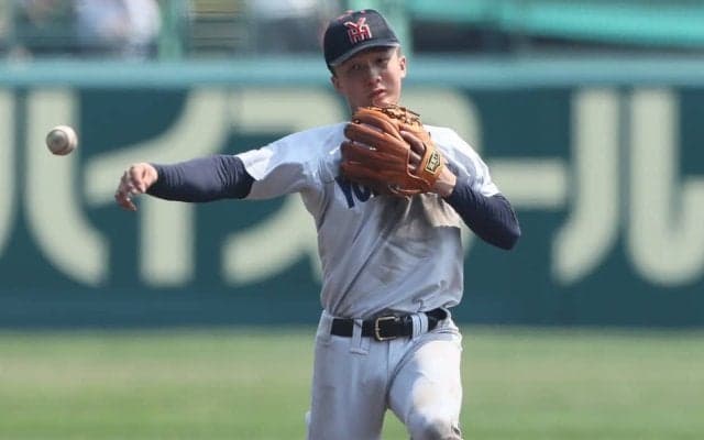 打球が飛んだ瞬間「\"もらった\"と思った」横浜の2年生遊撃手が好守備連発でベスト4進出に貢献！【センバツ】