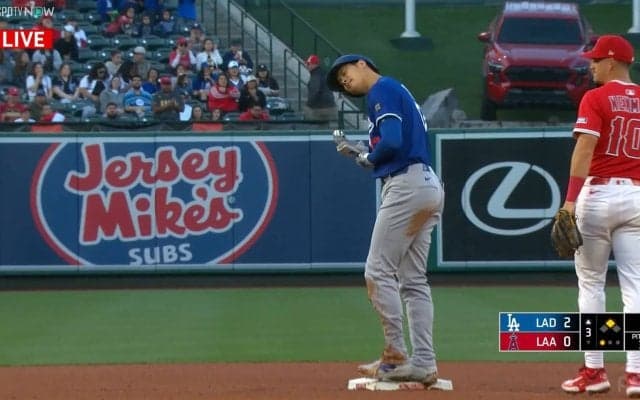 なぜ？ 大谷翔平、超速フェンス直撃打でも“不満顔”…久々の快音も首をかしげる姿が話題「悔しそう」