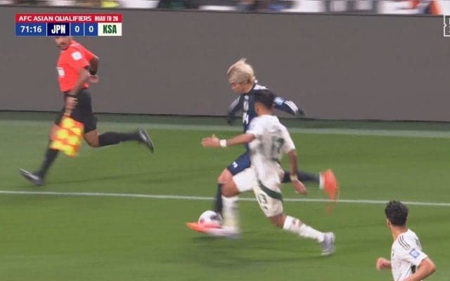 反則だろ！伊東純也、急加速から一瞬でDFをぶち抜くイナズマドリブル炸裂！「イナズマ純也キター」スタジアム騒然の超爆速突破に元日本代表も絶句