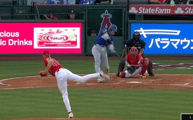 なんだこれは…！？  大谷翔平、驚異の“技アリ打”「ゴルフかな？」 内角低めをすくい上げる→フェンス直撃“弾丸ライナー”「バット長っ！」