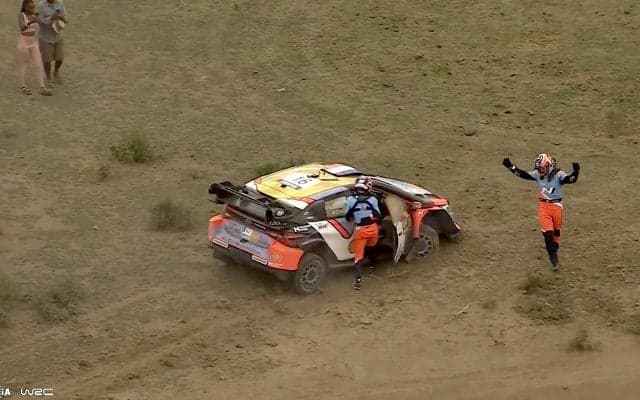 「もはやパリダカ」世界最速ラリー車がぶっ壊れた…中継が捉えた決定的瞬間にファン驚愕「道ぼっこぼこやん」