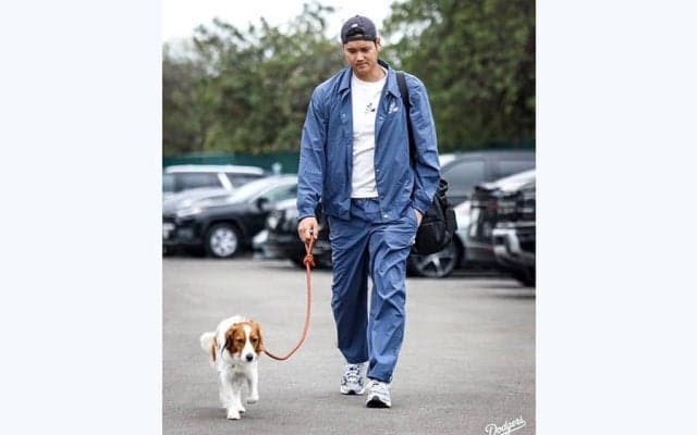 大谷翔平、デコピンと球場登場！　米国開幕戦を“観戦”…前日にはぐっすりショットも