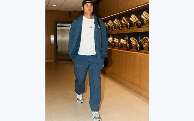 大谷翔平が「球場に到着した」　デコピンも一緒に…MLB公式も速報、真剣な表情でロッカーへ
