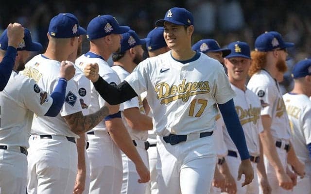 大谷翔平登場にドジャスタ大歓声！　“金ユニ”着用…米国開幕戦セレモニーでカーペット闊歩