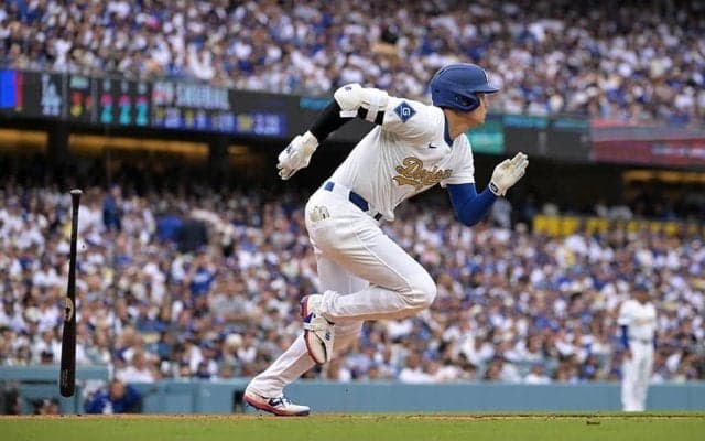 大谷翔平、175キロの強烈右前打…二塁強襲　手をついたスライディングで三塁へ