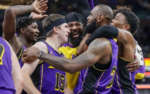 ペイサーズ戦で劇的ティップショットを沈めたレブロン…通算8度目の決勝ブザービーターに