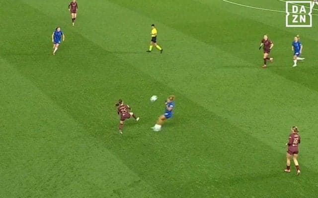 うますぎ！ マンＣ長谷川唯、超吸収トラップ→華麗アウトサイドパスで圧巻プレス回避！ チェルシーを翻弄した瞬間【女子CL】