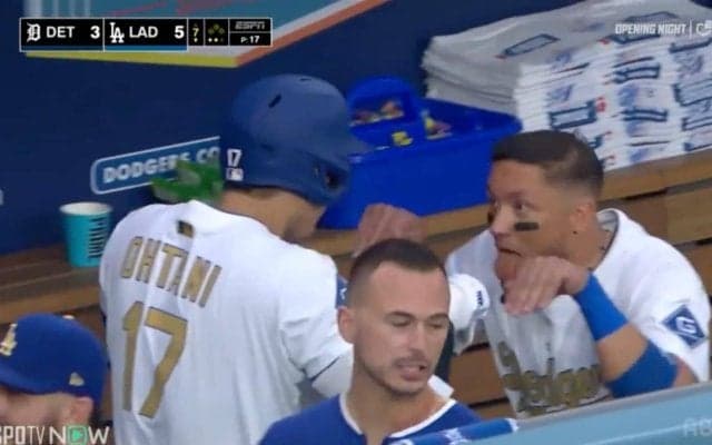 大谷翔平、“デコピンポーズ”がさらに進化！ 衝撃ホームラン→チームメイトに“まさかの行動”でファンほっこり「デコピンのように扱う大谷w」