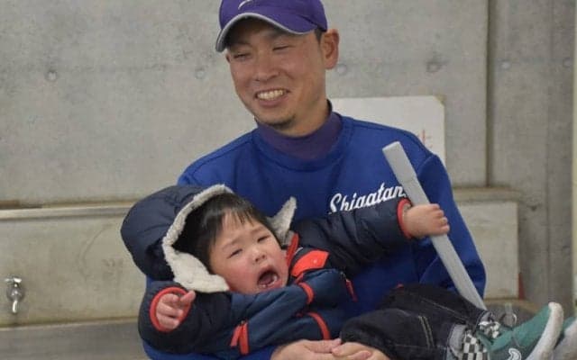 2歳の息子と…　甲子園指導者が模索する育児と野球の両立　センバツ