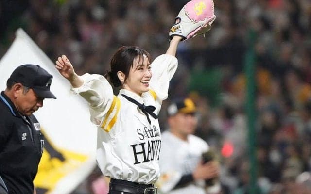 上戸彩さんが始球式「緊張しすぎて」　黒パンツで豪快ワインドアップ…球場釘付け