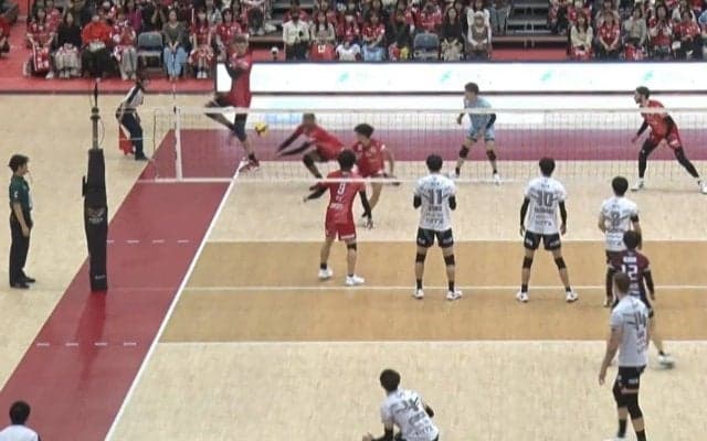 男子バレー、まるで野球の“ナックルカーブ”！？ 鋭く曲がって落ちる“魔球サーブ” エグすぎる軌道に相手選手も思わずジャンプ