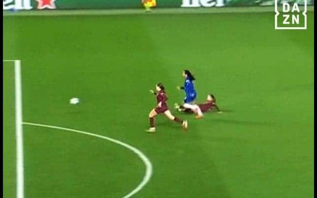 「本当に勇敢だ」マンＣ長谷川唯、“魂のスライディング”で大ピンチ救う！「計り知れない貢献」「ハングリー精神や信念がある」現地ファン選定のMOM受賞【女子CL】