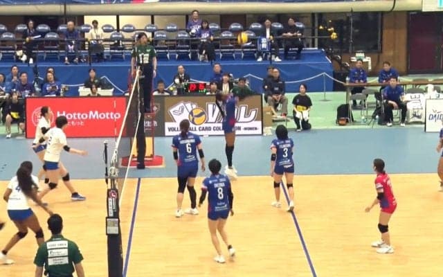 これはあり得ない…女子バレー、“背面トス”風の衝撃スパイク！ まさかの一撃にアリーナ驚きと興奮